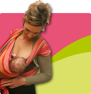 Bébé porté en train de têter Bébé porté en train de têter