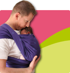 Un papa qui porte son bébé Un papa qui porte son bébé