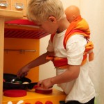 Enfant-porte-poupee
